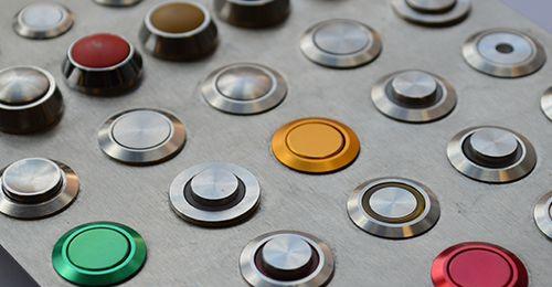 Почему промышленные предприятия предпочитают нажимные кнопки обычным переключателям