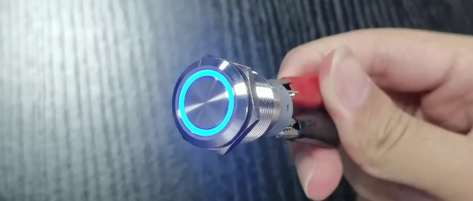 Verlichte drukknopschakelaar en compatibiliteit met zaklamp